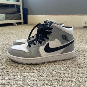 Jordan 1 Mid Light Smoke Grey (JORDANS)
